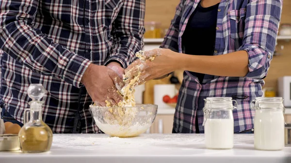 Hermosa pareja joven jugando con harina mientras cocina — Foto de Stock