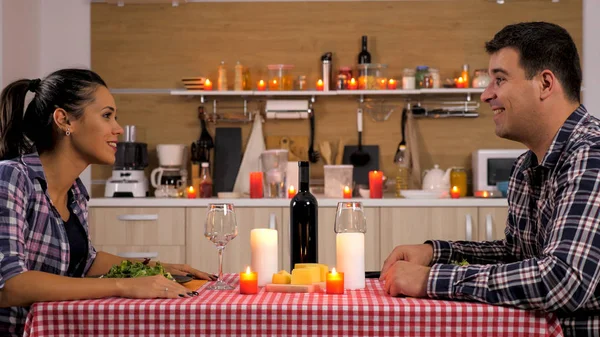 Junger Mann und Frau unterhalten sich beim romantischen Abendessen — Stockfoto