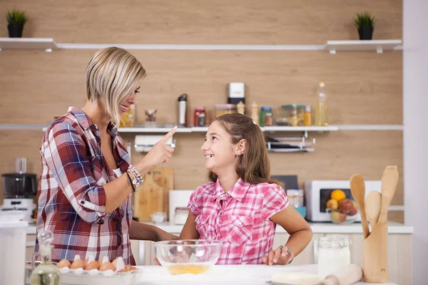 Anne ve kızı un ile oynarken onların yemek iken