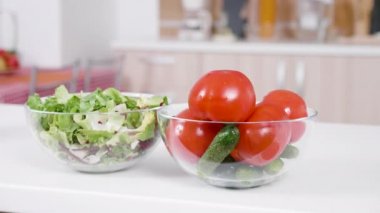 Sebze mutfak önünde bir masada. Bakmak--dan onlar çok taze. Dolly kaymak 4k çözünürlüklü footagee