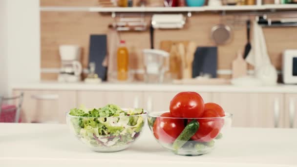 Две миски с овощами и салатом на столе — стоковое видео