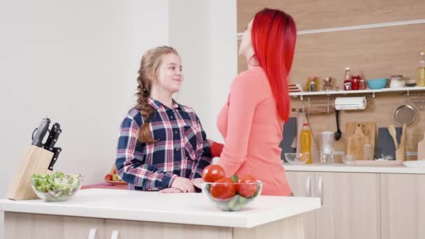Meisje helpt haar moeder in de keuken — Stockvideo