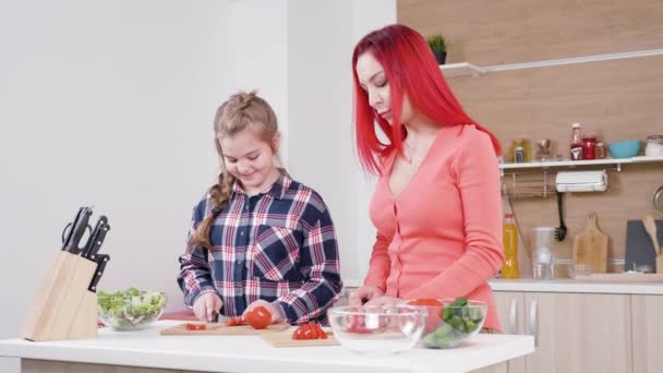 Redhead Anya a lányával, a konyha kötés — Stock videók