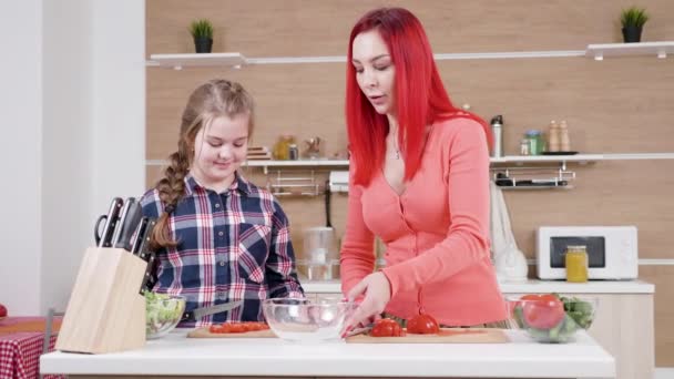 Мати і дочка на кухні — стокове відео