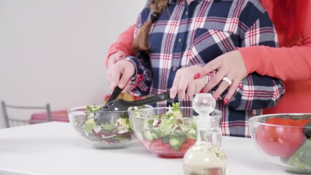 Mère enseignant à sa fille adolescente comment faire une salade — Video