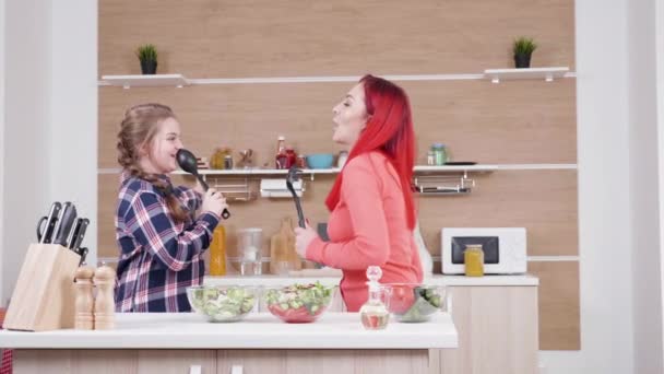 Mutter und Tochter tanzen und singen in der Küche — Stockvideo