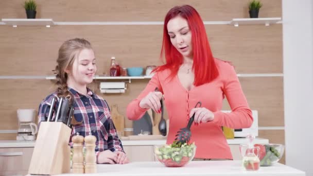 Mamma visar dotter hur man kan blanda sallad — Stockvideo