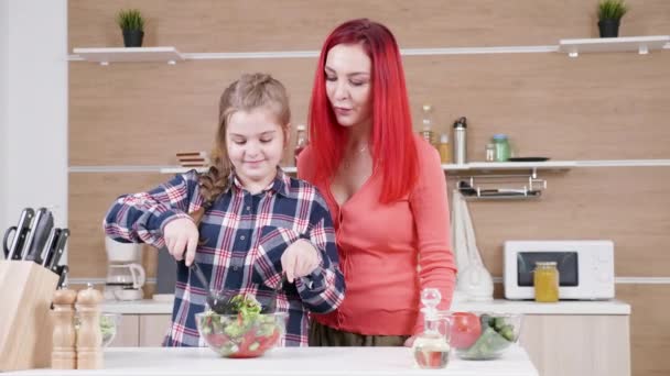 Tochter hilft ihrer Mutter in der Küche — Stockvideo