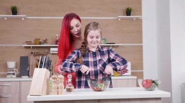 Kızı salata karışımı yardımcı anne