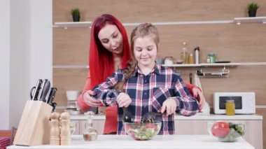 Anne ve kızı mutfak at salata hazırlık