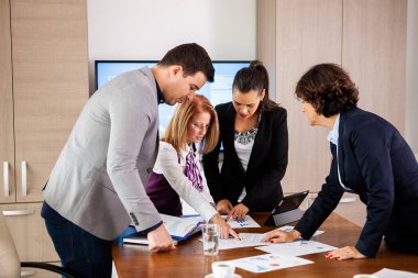 Proje Yöneticisi tebrik iş Müfettiş ofiste başarılı sonuçlar ile.