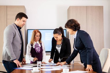 Konferans salonu birinde iş tartışırken Yöneticisi