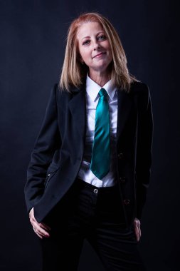 Blackground üzerinde iş elbiseli sarışın kadın