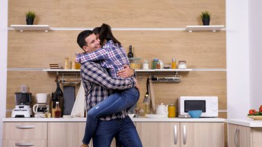 Akşam yemeği hazır kurbanını öldürürken onun güzel karısını toplama koca