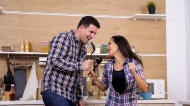 Kaç şarkı kendi mutfak ve hikayeler anlatmaya