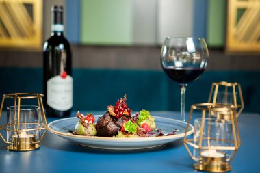 Lüks salonunda kaliteli yemekler