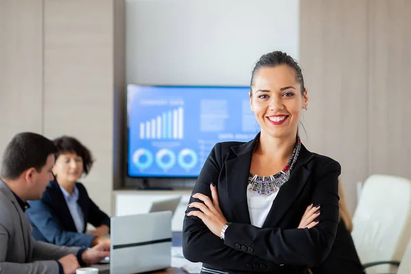 Porträt einer attraktiven Geschäftsfrau im Büro. — Stockfoto