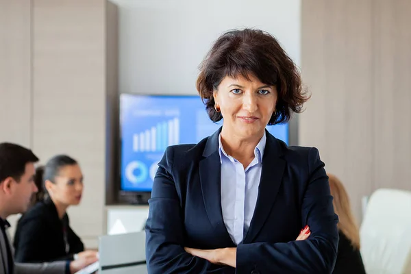 Geschäftsfrau mittleren Alters im Konferenzraum. — Stockfoto