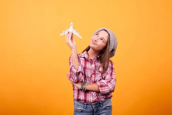 Kleines Mädchen träumt davon, mit Flugzeugspielzeug um die Welt zu reisen — Stockfoto