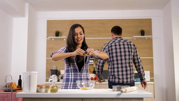 Romántica pareja joven cocinando juntos en la cocina , —  Fotos de Stock