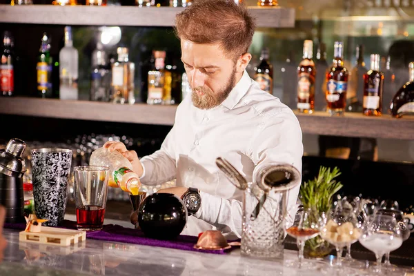 Primer plano de manos de camarero vertiendo bebida alcohólica —  Fotos de Stock