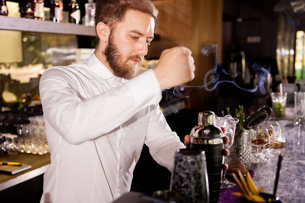 Cóctel de alcohol en el bar. Cantinero prepara un cóctel alcohólico — Foto de Stock