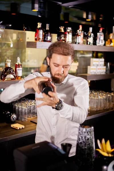 Cóctel de alcohol en el bar. Cantinero prepara un cóctel alcohólico —  Fotos de Stock