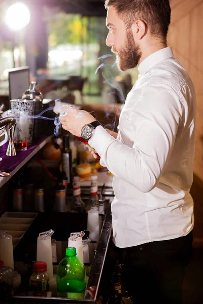 Barman en camisa blanca vertiendo bebida jalá —  Fotos de Stock