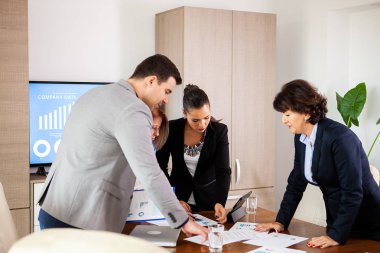 Proje Yöneticisi tebrik iş Müfettiş ofiste başarılı sonuçlar ile.