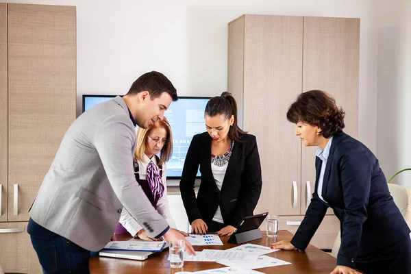 Manager discutere il lavoro con i suoi colleghi in sala conferenze — Foto Stock