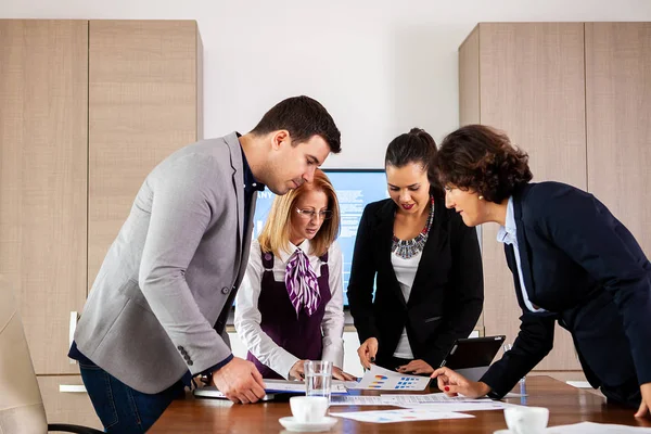 Gente de negocios sentada y lluvia de ideas en la reunión corporativa. — Foto de Stock