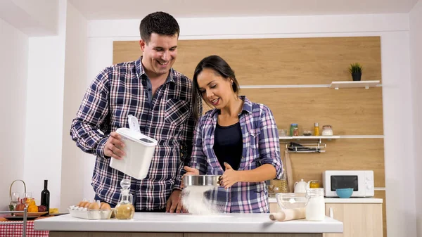 Retrato de pareja joven y feliz cocinando juntos en la cocina en casa. —  Fotos de Stock