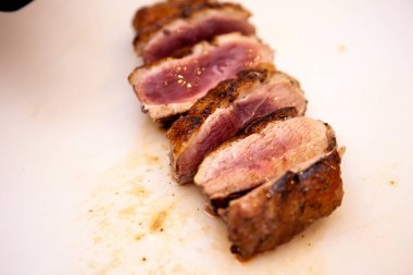 Restoran mutfak mükemmel pişmiş ördek berast. Lezzetli bir yemek yapma Şef