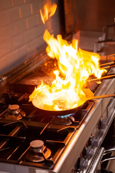 Chef cozinhar com fogo alto na cozinha — Fotografia de Stock