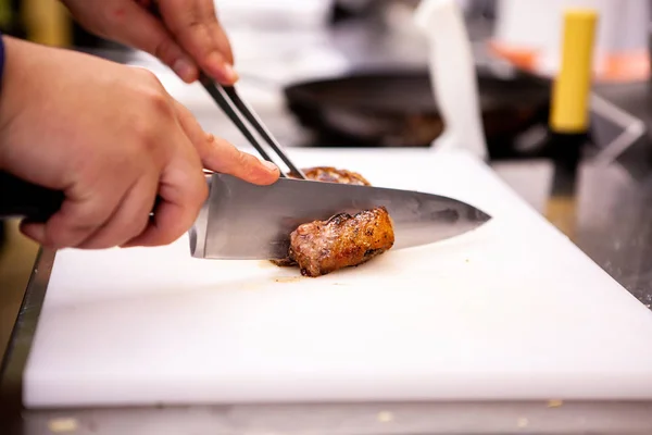 Chef corte perfeito cozido peito de pato — Fotografia de Stock