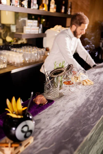 Barman adicionando coquetel ingredientes — Fotografia de Stock