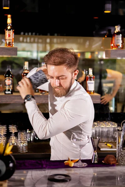 El camarero prepara un cóctel en el salón — Foto de Stock