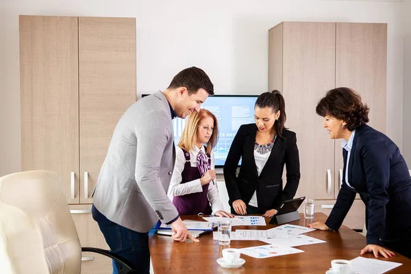 Manager discutere il lavoro con i suoi colleghi in sala conferenze — Foto Stock