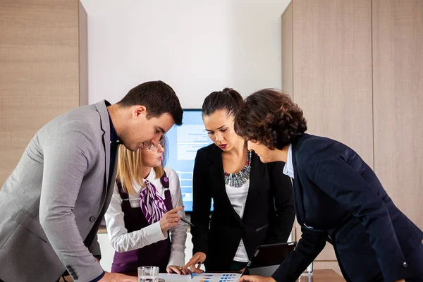 Geschäftsleute sitzen und Brainstorming bei Unternehmenstreffen. — Stockfoto