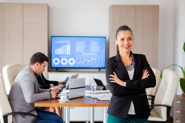 Felice bella bussines donna in sala conferenze . — Foto Stock