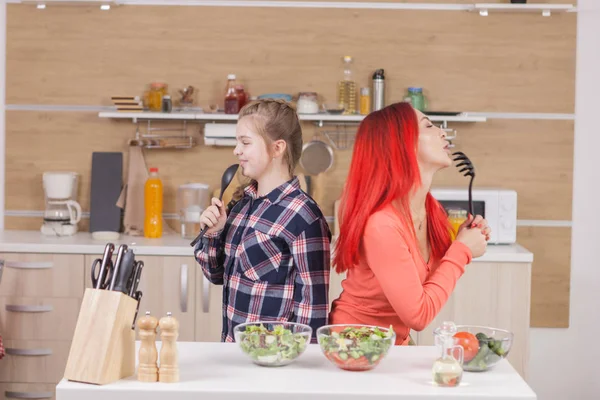 Mutter und Tochter singen auf Küchengeräten — Stockfoto