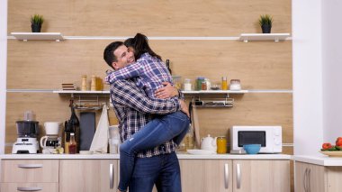 Akşam yemeği hazır kurbanını öldürürken onun güzel karısını toplama koca