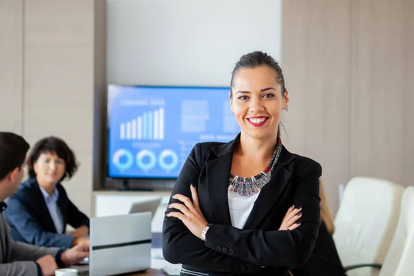 Porträt einer attraktiven Geschäftsfrau im Büro. — Stockfoto