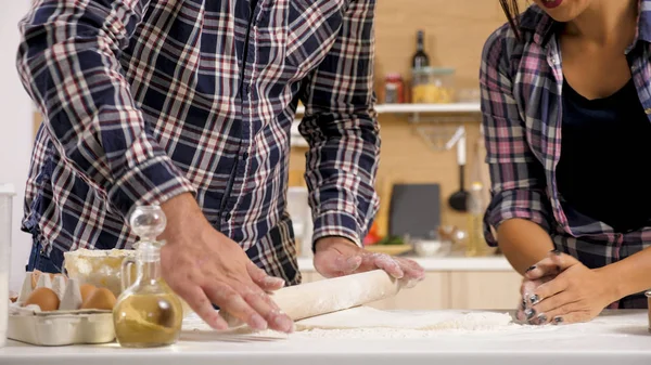 Joven esposa dando afecto a su marido mientras cocina —  Fotos de Stock