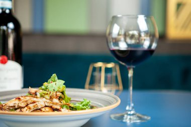 sıcak tavuk ve sağlıklı bir salata olarak taze sebze