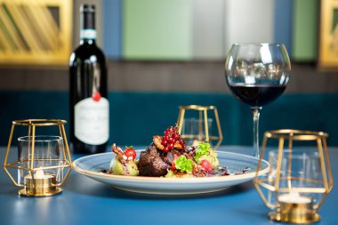 Lüks salonunda kaliteli yemekler