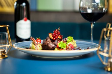 Lüks salonunda kaliteli yemekler