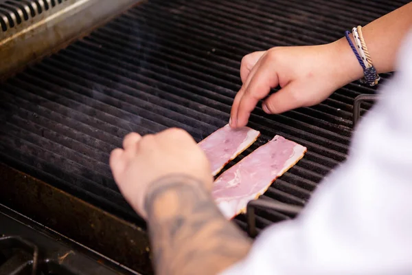 Bacon grelhado por chef no restaurante da cozinha — Fotografia de Stock