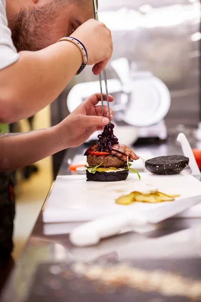 Chef executa como fazer buger adequado — Fotografia de Stock