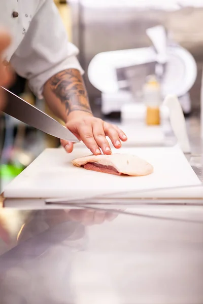 Koch schneidet Entenbrust in Küchenrestaurant — Stockfoto